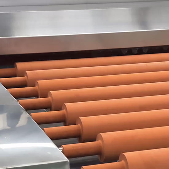 Производители поставляют горизонтальные машины для мытья и сушки стекла.